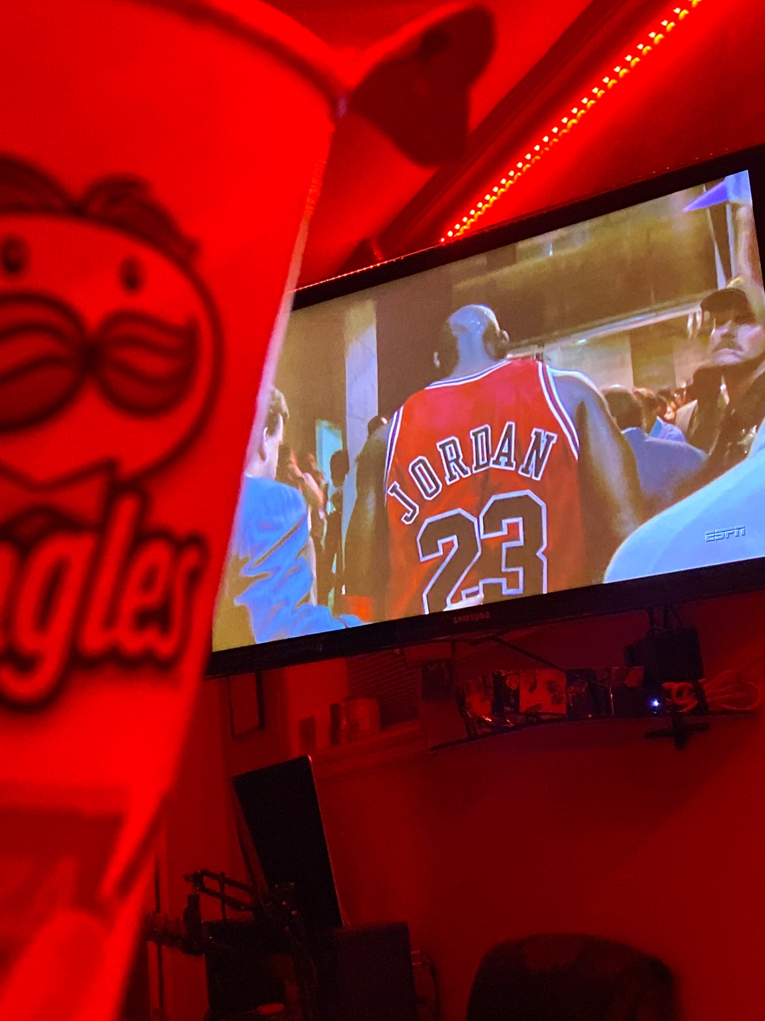 Literally eating Pizza Pringles watching this dumb shit.... https://t.co/WcdnPwcAVG