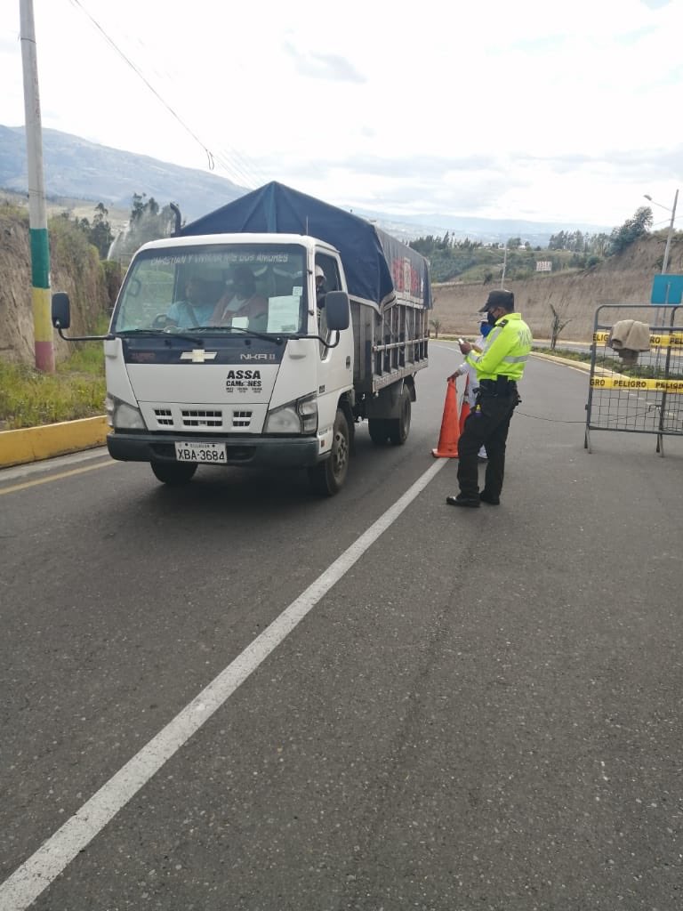 PoliciaEcuador's tweet photo. #Tungurahua
Efectivos policiales se encuentran desplegados en sectores estratégicos verificando el cumplimiento del #ToqueDeQueda en #DistPillaro, #DistPatate y #DistPelileo.
#TrabajamosPorTuSeguridad https://t.co/eIo4SNOVC3