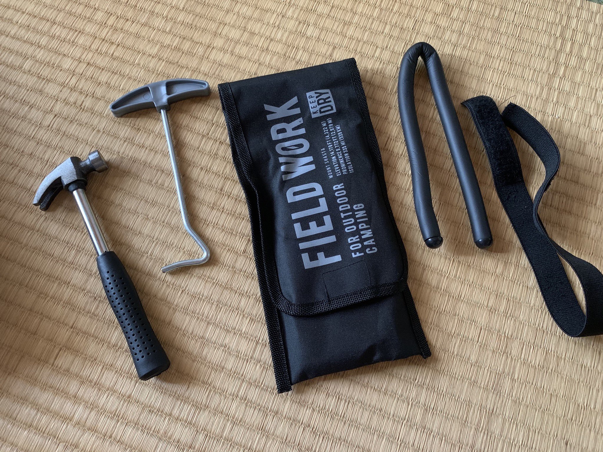 赤ガチャ アウトドア垢 ペグを打つ 引き抜く その他に使う道具が全て100均の件 ミニハンマー セリアかダイソー ペグ抜き ダイソー ソフトケース セリア 自由自在に動く棒 セリアかダイソー 便利バンド ダイソー ペグ打つ時にある程度の重量が