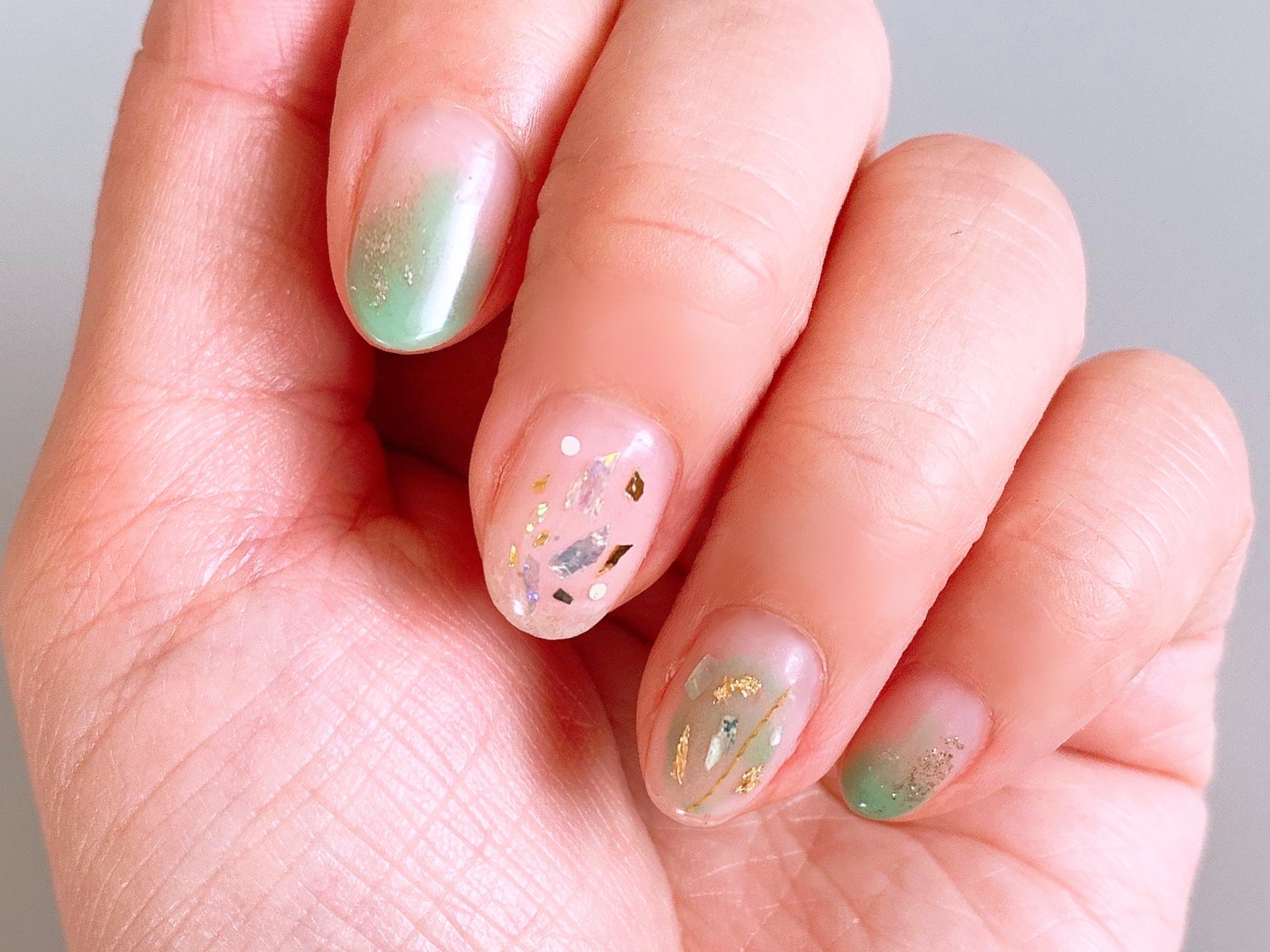 Nail Yumihari 輝かしい新緑 早く沢山緑を浴びたいですね 7000 デザインネイル ネイルデザイン ショートネイル ニュアンスネイル ランダムネイル ジェルネイル シンプルネイル 春ネイル 春ネイル 中目黒 中目黒ネイルサロン 上品ネイル