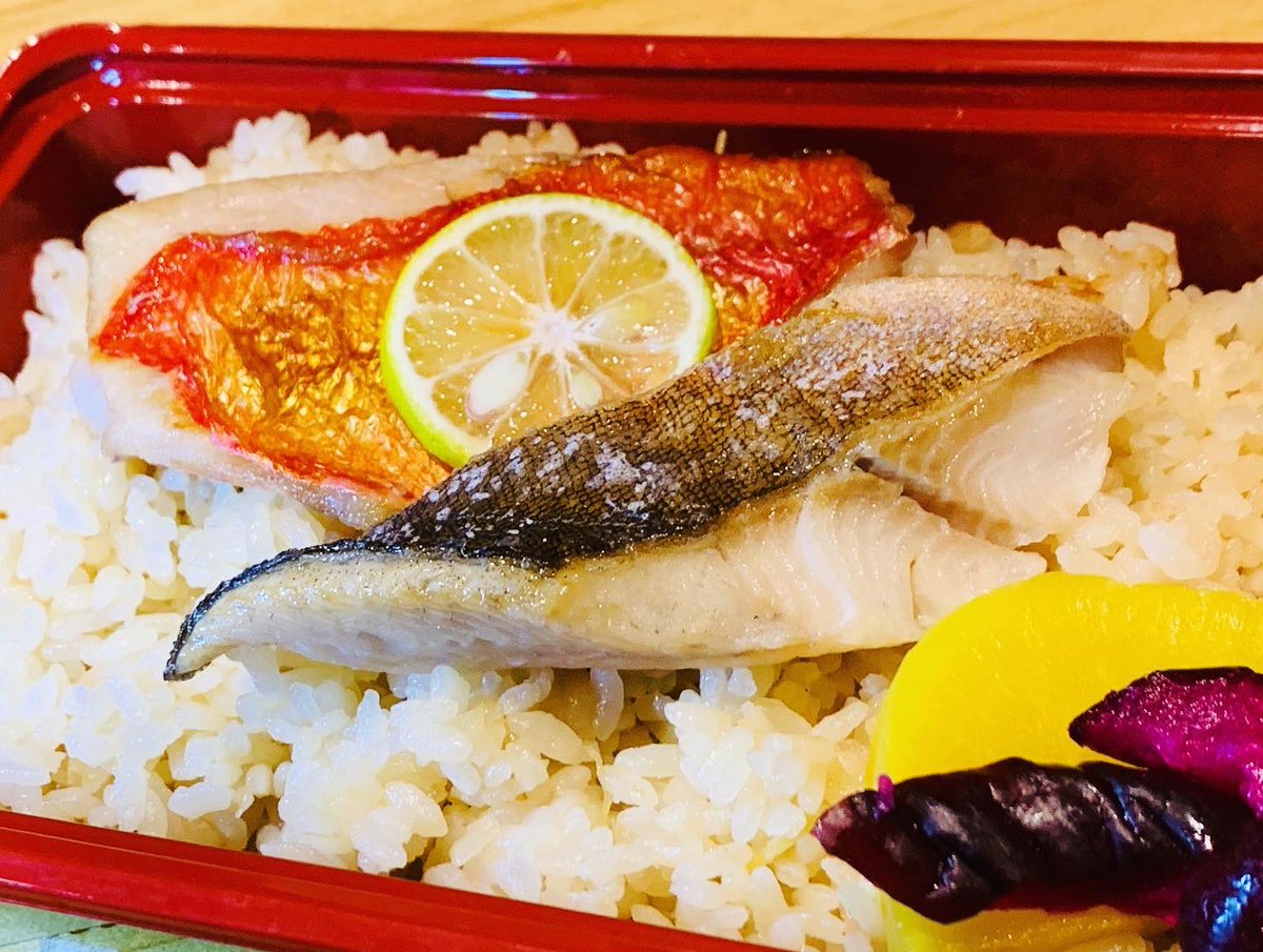 うろこ家 金目鯛 ホッケ弁当 800円 金目鯛の炊き込みご飯 金目鯛の塩焼き ホッケの塩焼き 板橋区 大山 ハッピーロード うろこ家 居酒屋 テイクアウト お弁当 ランチ