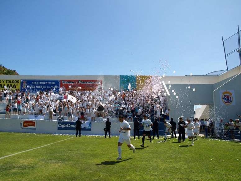 unascensoa2B's tweet photo. Hoy acababa la liga regular. Se ponía punto final a 38 jornadas de fútbol en Segunda B y Tercera.
Mañana sería el sorteo de playoff. La brujita de las bolas de colores. La Multivera, el Betis Koskor y el Mariano de Luanco. Asfalto y gasolineras. McDonalds y Google Maps. Ay... https://t.co/X1sBB9u7fZ