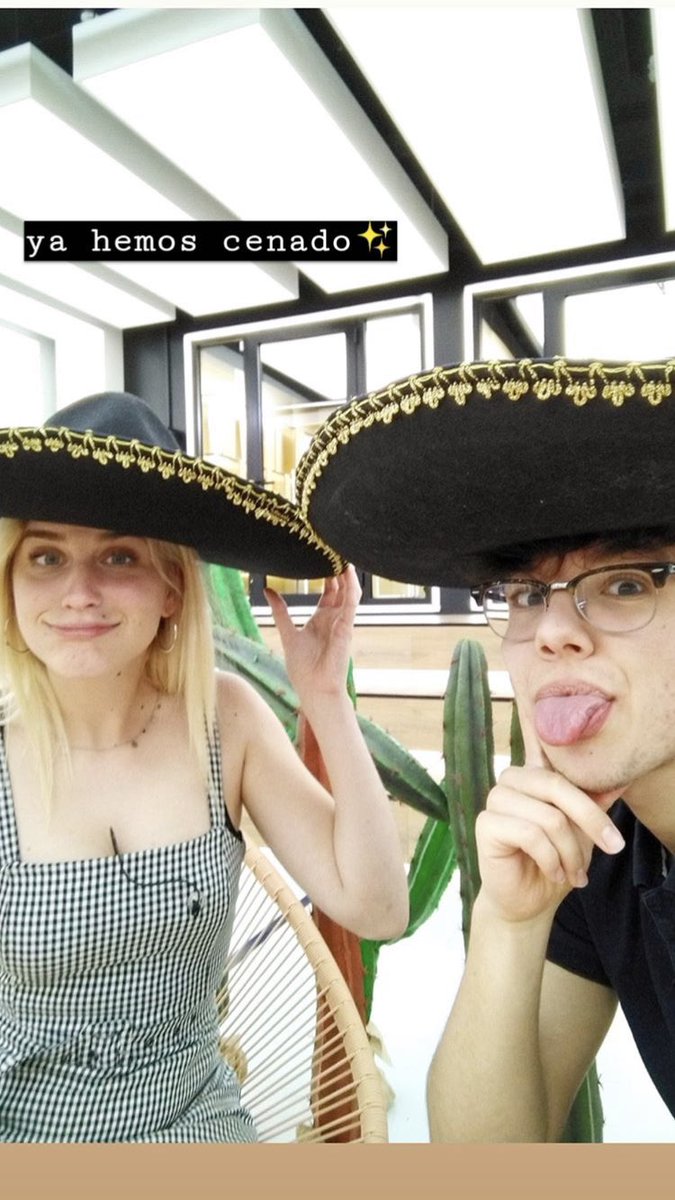 flaviootcfs's tweet photo. Samantha y Flavio ya tuvieron su cena, no pueden ser más monos #Flavio #1mesCalma #calmaflavio 🧡 Foto post-cena😍😂 https://t.co/yle3qhlptn
