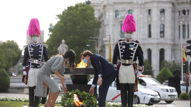 arturgalocha's tweet photo. El otro día @MADRID inauguró un pebetero en honor a las víctimas de la pandemia.

Escrito con una Hobo.

Nadie con dos dedos de frente ahí? https://t.co/g7HrOc5gNB