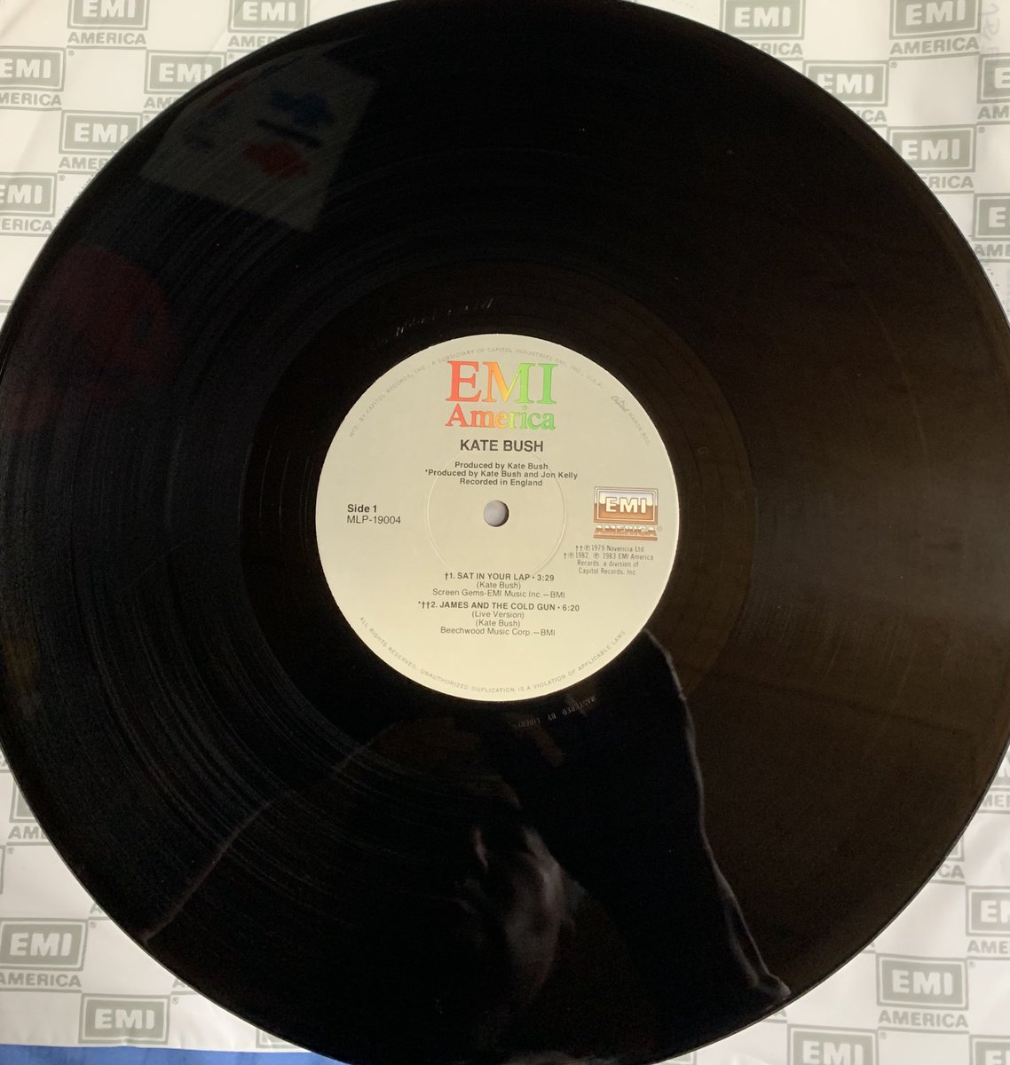 MuvTbDl51nxzoHi's tweet photo. #レコードコレクターVol_59
#KateBush
#MiniLP
#SatInYourLap
#JamesAndTheColdGun
#Babooshka
#SuspendedInGaffa
#UnBaiserDEnfant
#米国盤
#殆ど新品
#マニア向けかな
KATE BUSHの第3弾は今となっては発売不明のミニアルバム。曲も1979、1980、1982年です。当時はLP出れば購入してたからネ😅 https://t.co/N9OF9waNVE