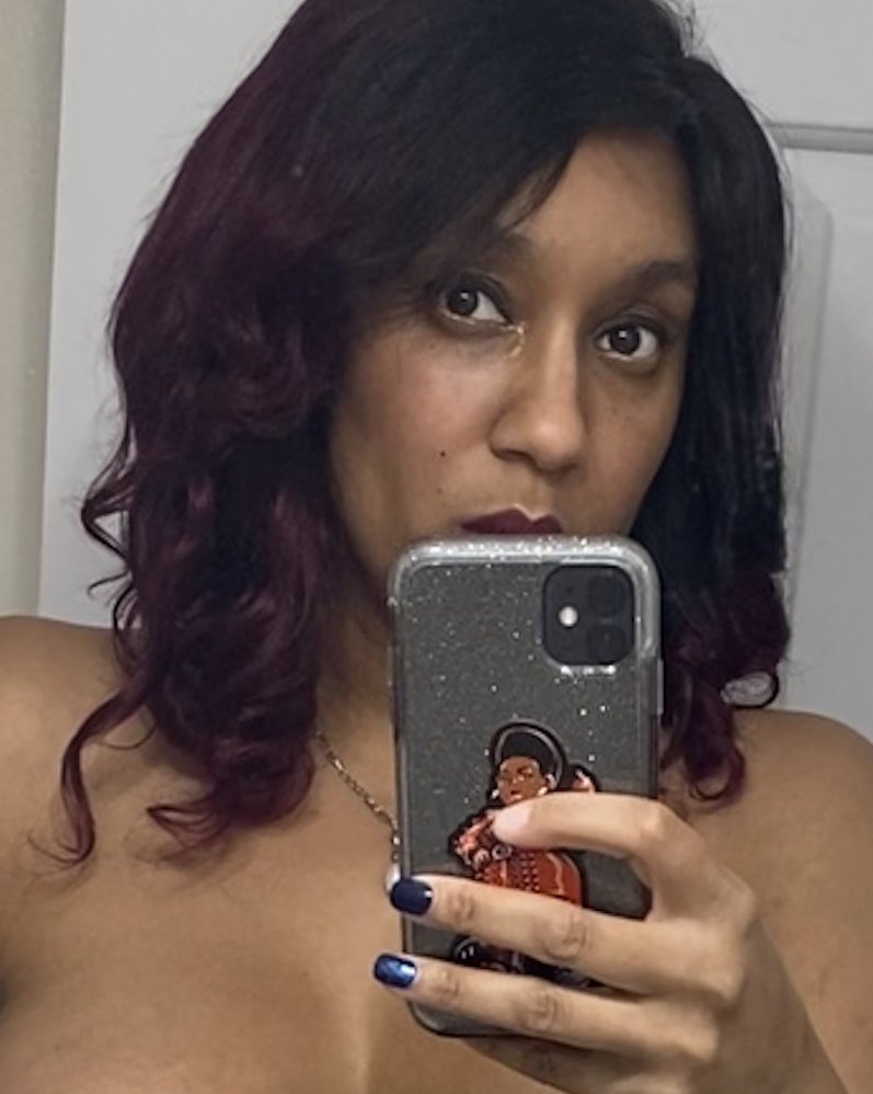 CarmenTS's tweet photo. All these selfies & maybe only 7 or 8 are usable. Anywho. Enjoy my cleavage & cute lips. #NewWigAlert https://t.co/gobRq9WbvR