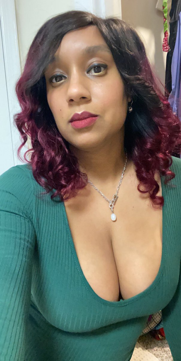 CarmenTS's tweet photo. All these selfies & maybe only 7 or 8 are usable. Anywho. Enjoy my cleavage & cute lips. #NewWigAlert https://t.co/gobRq9WbvR