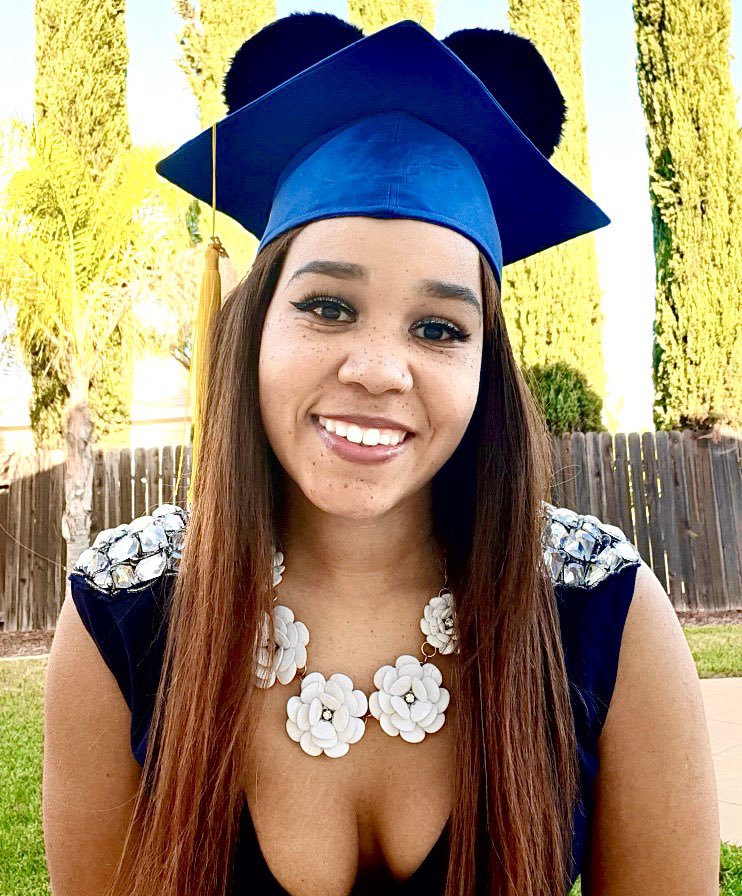 LeeyahLovee's tweet photo. My Graduation Weekend Has Come To An End. #ClassOf2020  👩🏽‍🎓 🎊 https://t.co/UgFEljXQPq
