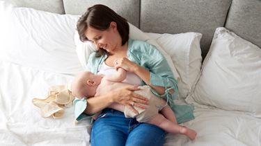Kesther09004470's tweet photo. #Cradleposition
It's the most common breastfeeding position and most convenient. Involves mother holding baby across her lap, supporting her with the same arm as breast. https://t.co/YeYtgTxxKN