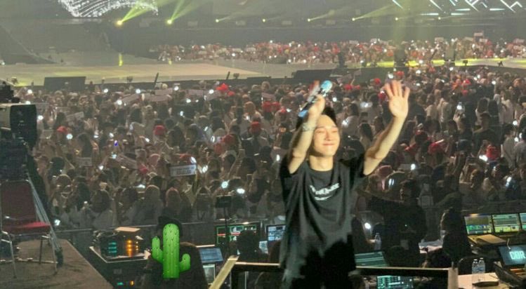 mattdaeo's tweet photo. jongdae looking at fans. https://t.co/7yDtRUME0H