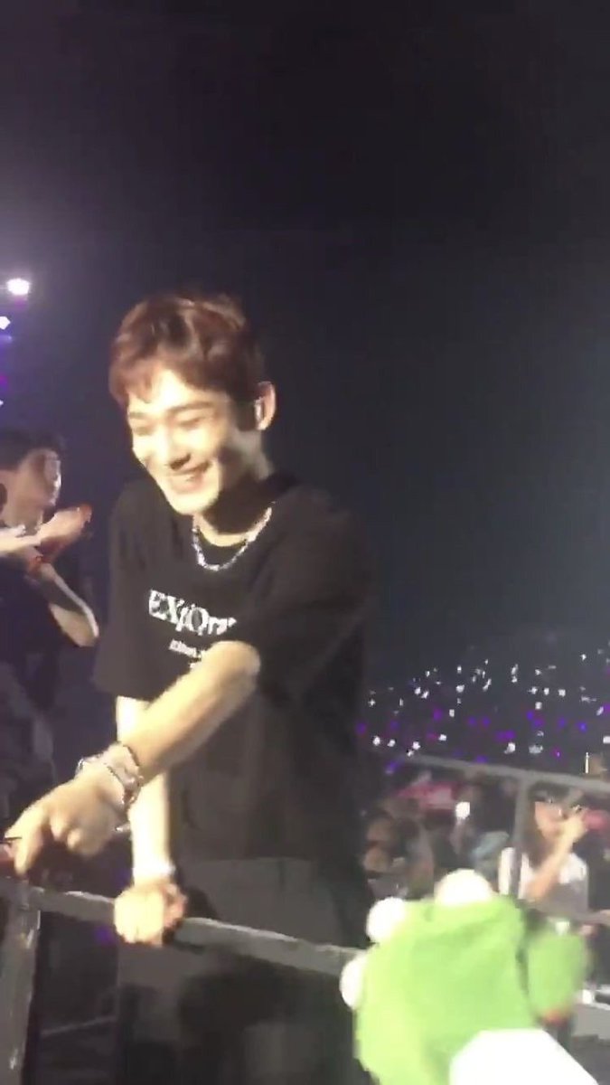 mattdaeo's tweet photo. jongdae looking at fans. https://t.co/7yDtRUME0H