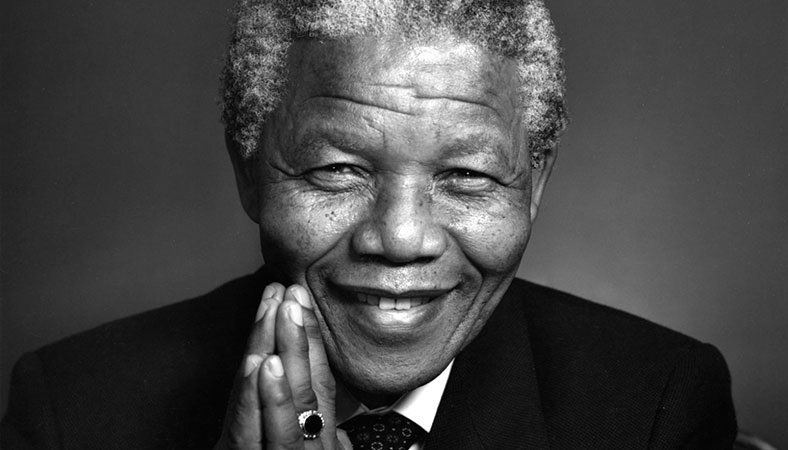 Nelson MandelaMilitant pacifiste, il lutta contre l’apartheid en Afrique du Sud. Après 27 ans passé derrière les barreaux, son sourire et sa détermination le mènera vers la présidence de son pays en 1994.