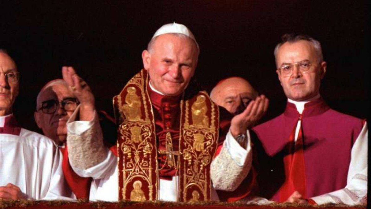 Non abbiate paura di accogliere Cristo e di accettare la sua potestà! Aiutate il Papa e tutti quanti vogliono servire Cristo e, con la potestà di Cristo, servire l’uomo e l’umanità intera! Non abbiate paura! Aprite, anzi, spalancate le porte a Cristo!

Giovanni Paolo II
