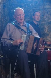 okeeffefiddle's tweet photo. @Oreilly1Damien and brother Padraic looking great on #Flosc tonight on @TG4TV with Inis Óg Céilí Band - lovely music and great to see Gerry Lynch! https://t.co/sn2pnQZ9ys