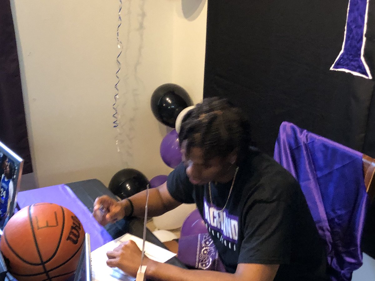 UC_Exposure's tweet photo. Interest to OFFER!  Early prediction from my evaluation and behind the scenes work with @ed_trahan67 is he will end up LM D1 or Top 25 D2 prospect after JC.  #UnCommonSummer #UnCommonExposure @RcsSports @4YFilms @LarrenSilver @TexasHoopsGASO @TBScouts @SeiPaye23 @TweetsbyCoachP https://t.co/AzwqFq7oYR