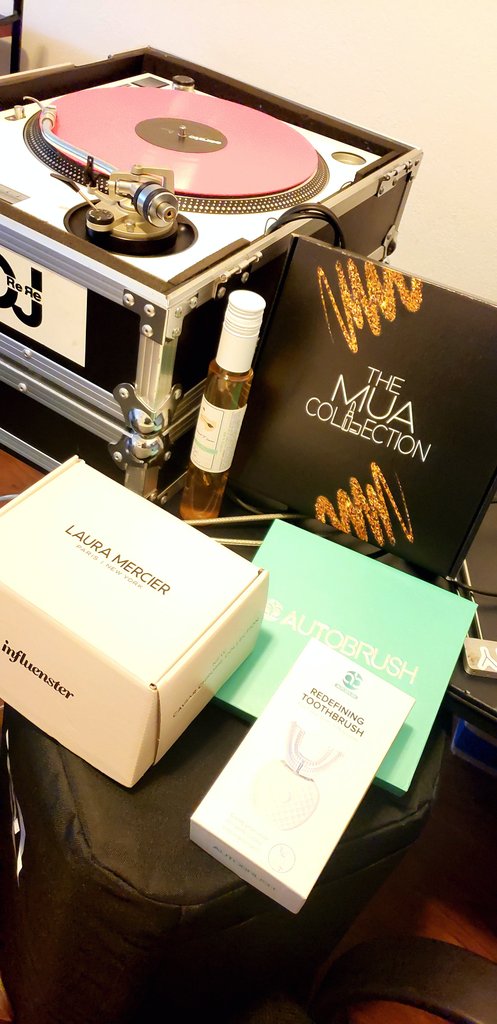 DjReRe's tweet photo. #DjReRe the #BrandAmbassador ! @LauraMercier #legrande #themuacollection #theautobrush https://t.co/aqRUVmP101
