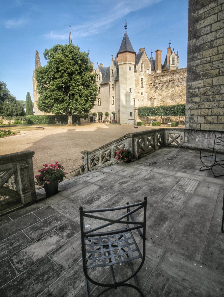MontreuilBellay's tweet photo. 🔴 Maintenant que, grâce à la #MuseumWeek, vous connaissez la forteresse sur le bout des doigts, rendez-vous devant le châtelet pour la visite ! 😀 #CetEteJeVisiteLaFrance 🇨🇵
#HeroesMW #CultureInQuarantineMW #TogetherMW #MuseumMomentsMW #ClimateMW #TechnologyMW #DreamsMW https://t.co/6pKyr4bUlb
