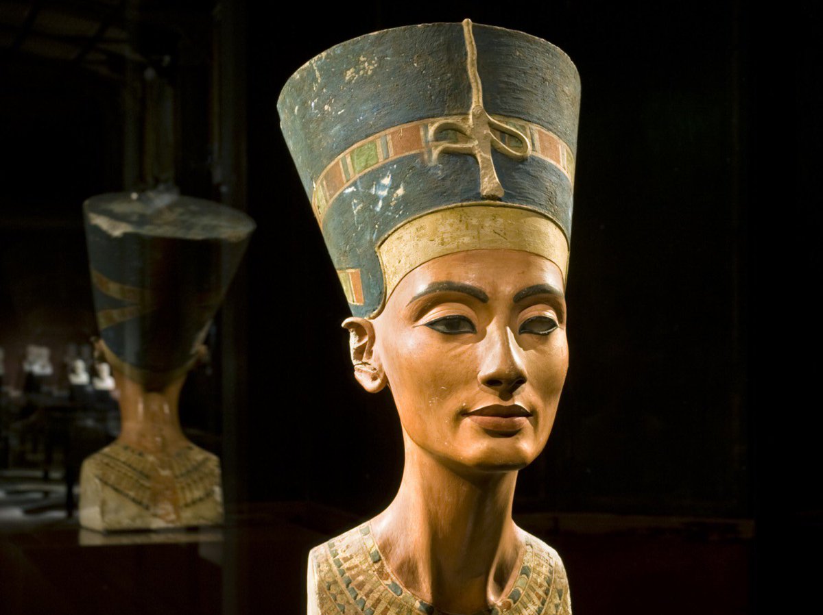 NefertitiL’une des plus célèbres reines d’Égypte avec Cleopatre VII. Célèbre pour sa beauté, elle l’est également à cause de sa grande influence politique et religieuse.