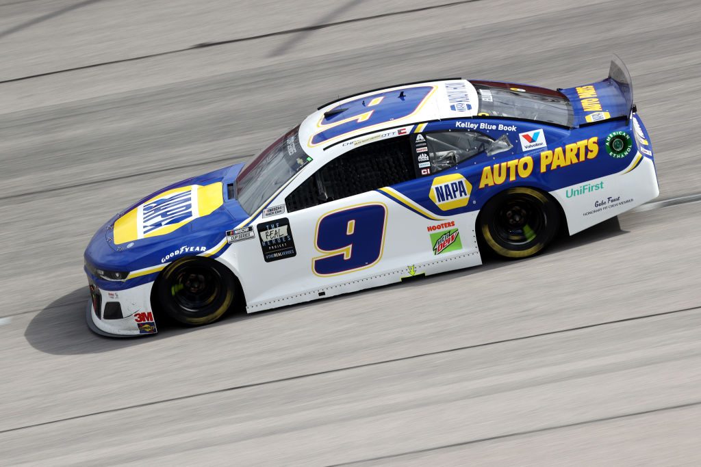 With less than 70 laps to go @TooToughToTame, two teammates are currently running inside the top five!

2nd: @AlexBowman88 
4th: @chaseelliott 

Catch the final laps of #TheRealHeroes 400 on FOX.