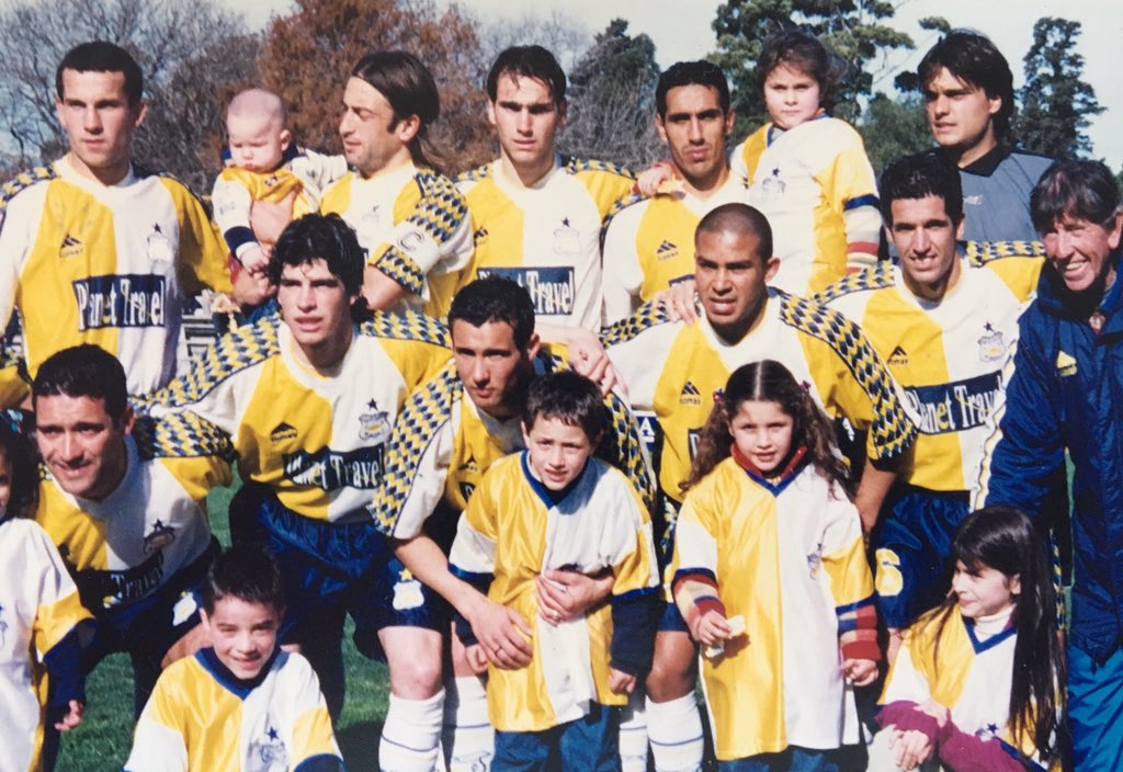 pechuyantorno's tweet photo. @IcartMartin @CABellaVista @DanubioFC @RamplaJuniorsFC @DefensorSp @CACerro_oficial Un agradecido de haber compartido cancha y vestuario contigo gorda, pero más agradecido aún por lo compartido fuera del fútbol. Lo mejor esta por venir siempre.  En una foto recién arrancábamos y en la otra con 2 hijos cada uno.... https://t.co/QtMc2XSkPk