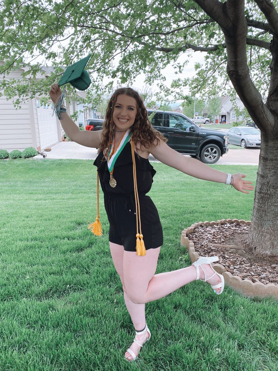 billieandrews's tweet photo. graduated✅ https://t.co/pyzeFhurt9
