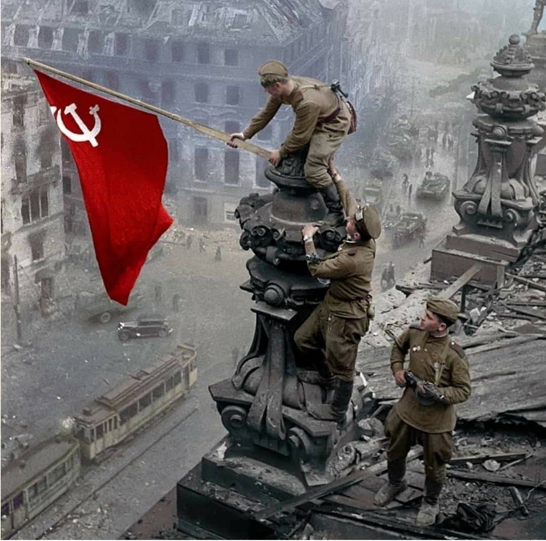 rojasolaya's tweet photo. El Ejército Rojo de la Unión de Repúblicas Socialistas Soviéticas le pone fin a la Gran Guerra Patria y a la segunda guerra euroasiática derrotando al dictador capitalista Adolf Hitler y con él a todo el horror del fascismo el 9 de mayo de 1945. ¡Viva el comunismo! https://t.co/wpWkeXwqQq