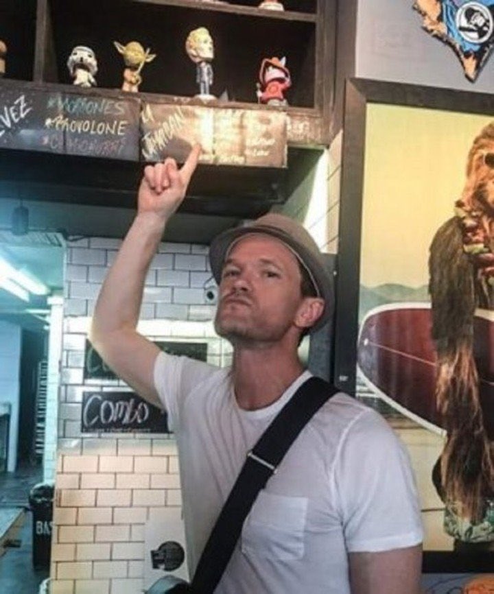 5. Neil Patrick Harris señalando un juguete de él mismo en Burger Joint (Palermo Soho)