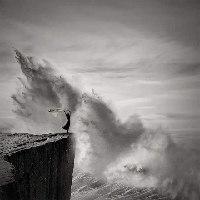 "Me gusta el viento. No sé por qué, pero cuando camino contra el viento, parece que me borra cosas. Quiero decir: cosas que quiero borrar".  #MarioBenedetti