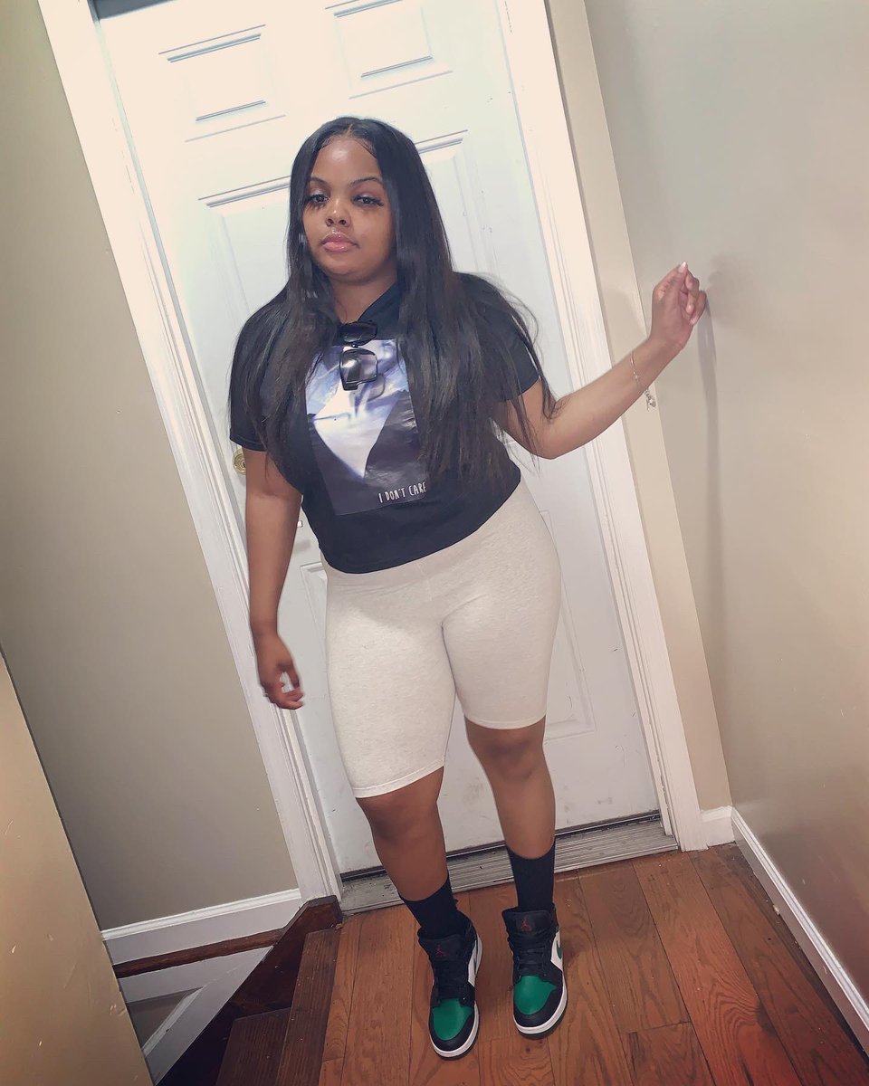 _Diyana__x3's tweet photo. Don’t mind me, I’m just living🦋 https://t.co/LeWpUKpPyP