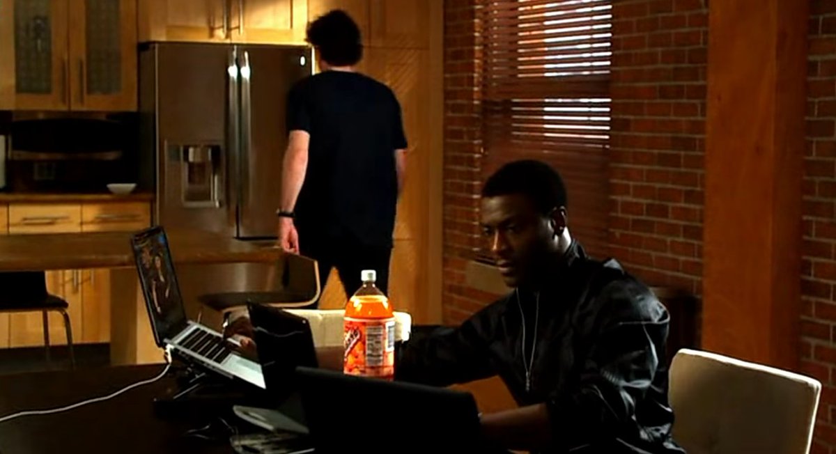 Natalie 30daysdramachallenge Day 11 ホワイトカラー 天才詐欺師のニール キャフリーが自身を逮捕したピーター バーク捜査官にコンサルタントとして協力する 部下のダイアナとジョーンズに妻のエリザベス 協力者のモジーが素晴らしいチームプレイ