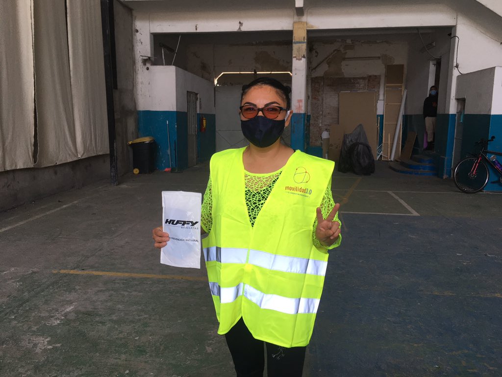 Bicitekas's tweet photo. Nos sumamos a la campaña de #bicihéroes de @HuffyMexico y entregamos kits de prevención antiviral a personal médico que recibió sus #Recicletas
#RuedaSegurx

Todos podemos ayudar !!!
Bienvenidxs a la familia ciclista !!! 🚴🏼‍♀️🚴🏽‍♂️

https://t.co/WmTbxSnMem https://t.co/KUcDLJswz7