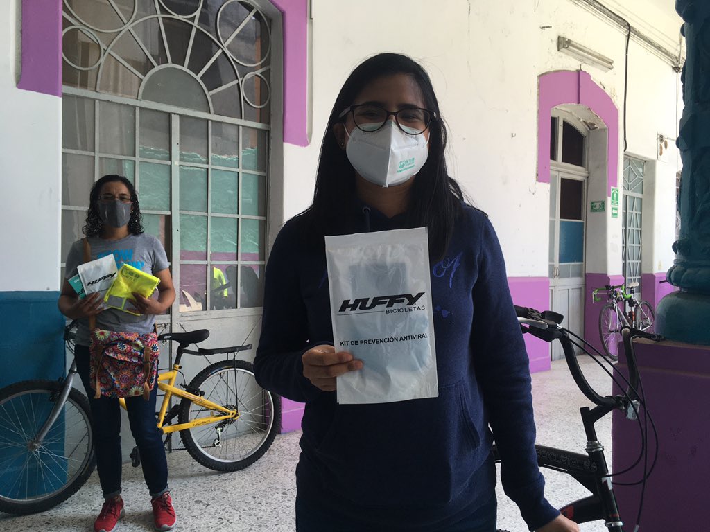 Bicitekas's tweet photo. Nos sumamos a la campaña de #bicihéroes de @HuffyMexico y entregamos kits de prevención antiviral a personal médico que recibió sus #Recicletas
#RuedaSegurx

Todos podemos ayudar !!!
Bienvenidxs a la familia ciclista !!! 🚴🏼‍♀️🚴🏽‍♂️

https://t.co/WmTbxSnMem https://t.co/KUcDLJswz7