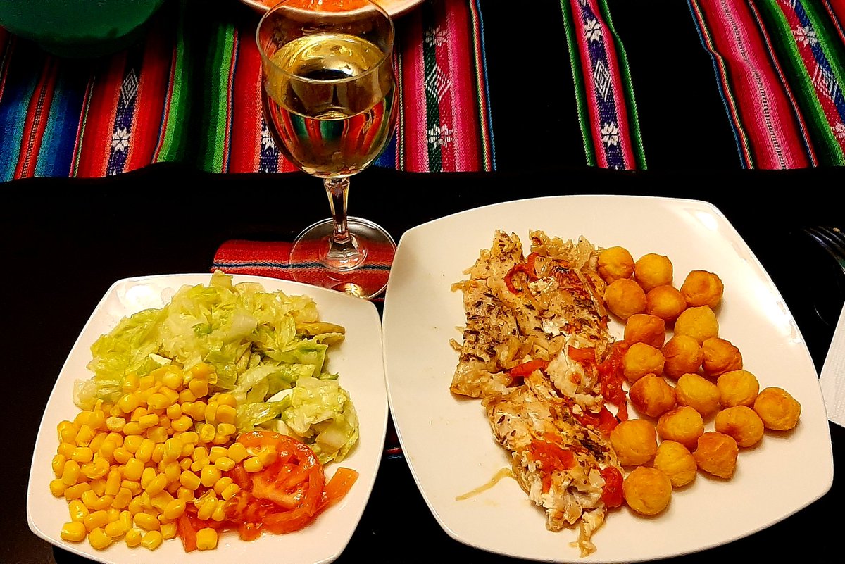 abogadazul's tweet photo. Rico almuerzo el de hoy ... reinetita con vinito blanco... gracias #MarDelivery por traernos el pescadito a casa @LeoCaroG https://t.co/xWr3PYTnRe