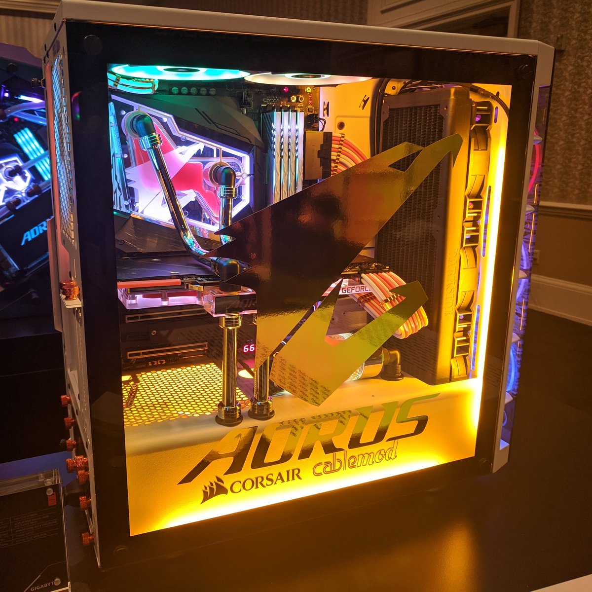 ModMyMods's tweet photo. Remember this bad boy from CES2020?

Built by our good friend @Duality92 for the @AorusOfficial display

#AORUSPC #AORUS #Corsair #CorsairCase #Waterforce #Motherboard  #singlesleeve #ModdersINC #alphacool #vinyl #white #ComputerLighting #RGB #RGBRAM #RGBLights https://t.co/QdOVEiAAu5