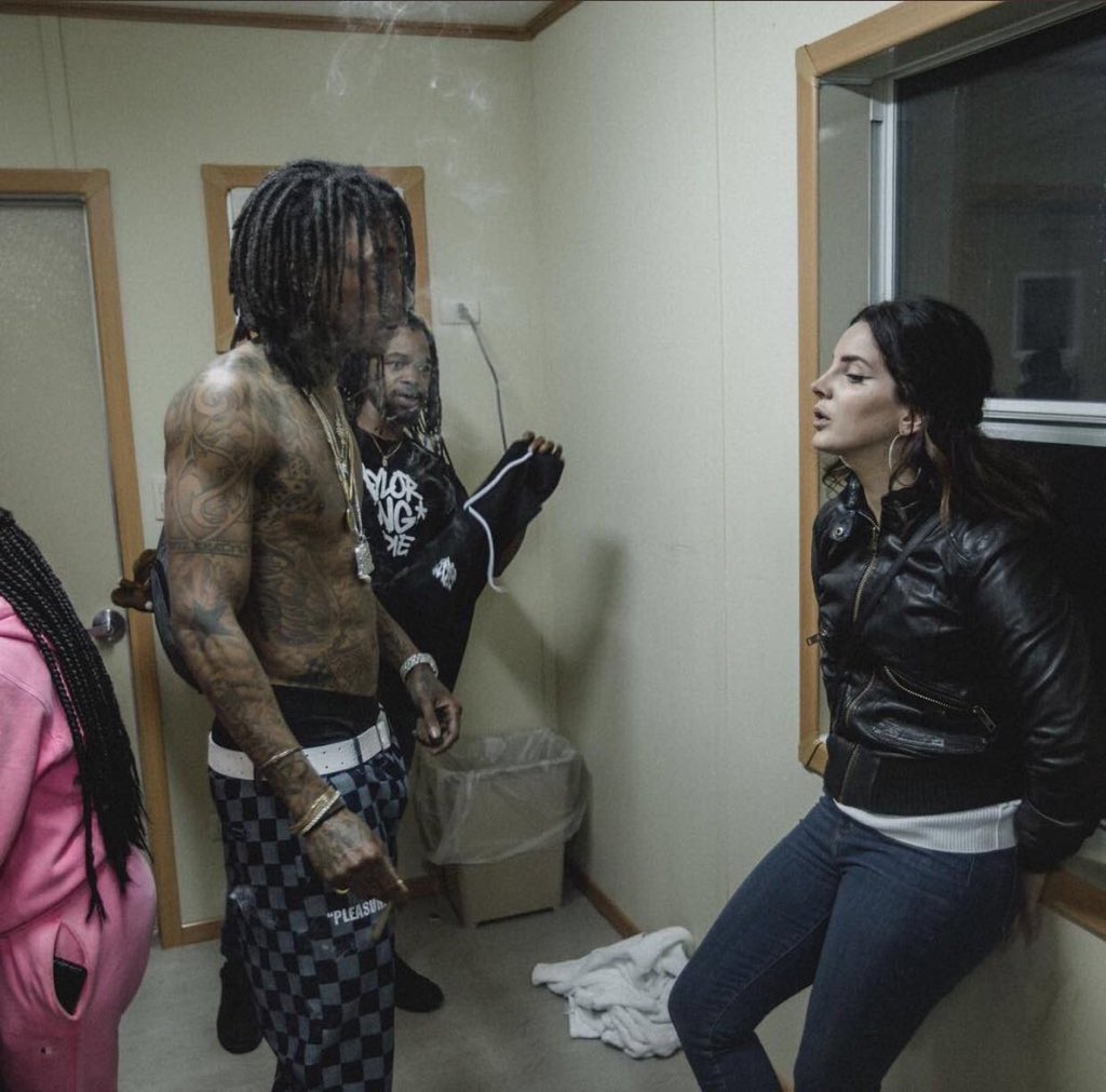 14. Lana del Rey y Wiz Khalifa fumándose un porro en el backstage del lolla