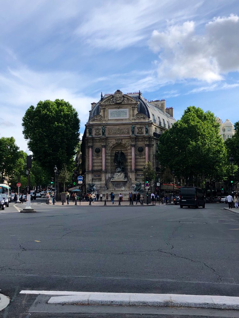 HannahStuck1's tweet photo. I was supposed to be in Paris right now.. so here is a throwback to the 5 hrs I had in Paris that made me fall in love with the city @kenziet19 https://t.co/FeyNXYdkcQ