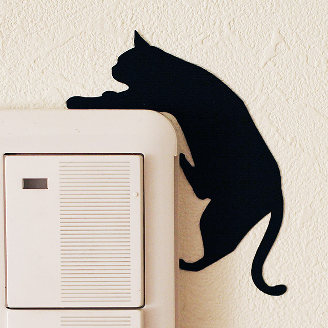 もらくらし 駆け回るネコがモチーフのウォールステッカー ファブリック風の素材で 繰り返し貼ってはがせるタイプ シルエット デザインで壁紙と相性がよく シンプルでおしゃれ ウォールステッカー Cat Life T Co Zrxrenhldu インテリア ウォール