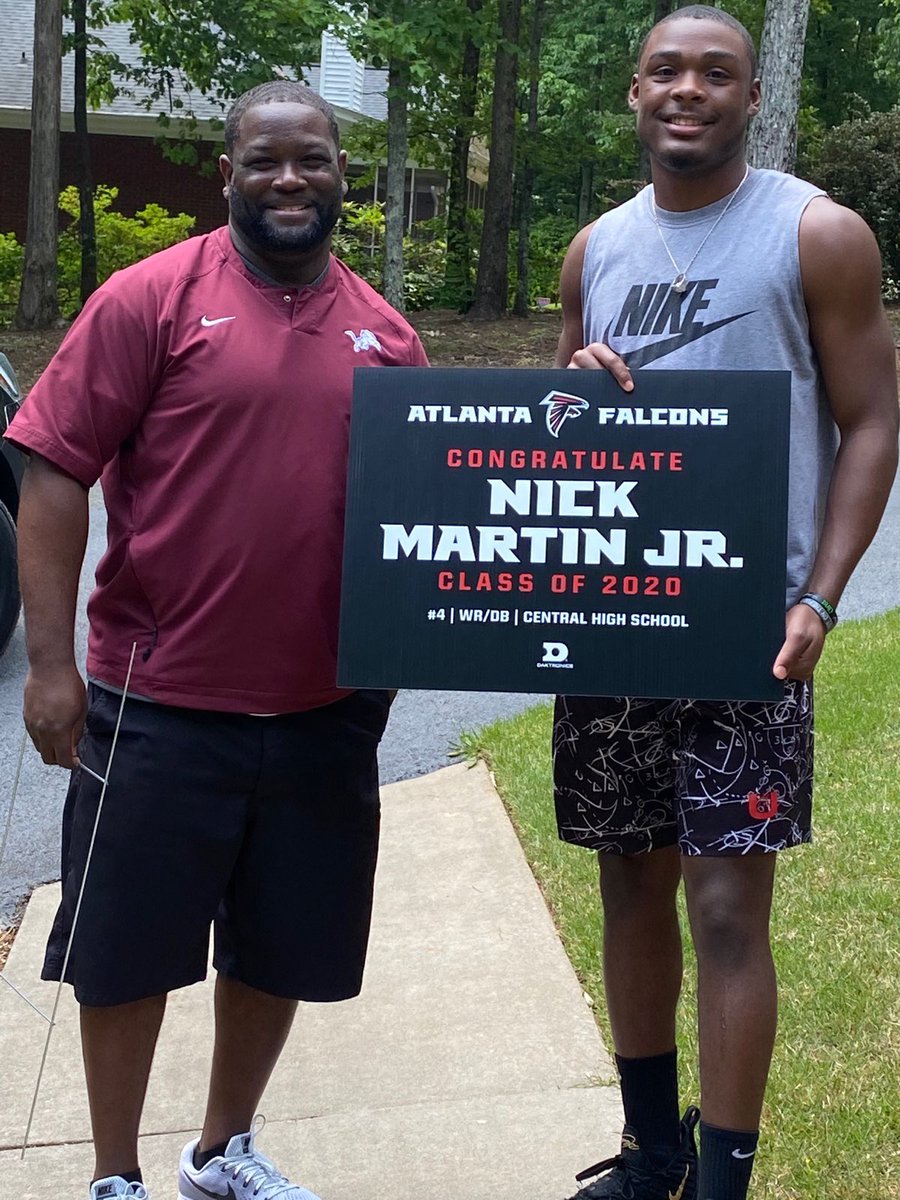 LIONSTRONGFB's tweet photo. A huge shout out and thank you to @FalconsCR and @AtlantaFalcons for providing our class of 2020 with yard signs. First class organization for going above &amp; beyond to honor student-athletes in the state of Georgia. #RiseUp #LionStrong @JGriff97 @GradickSports @scottkcowart44 https://t.co/YpL24CA2d5