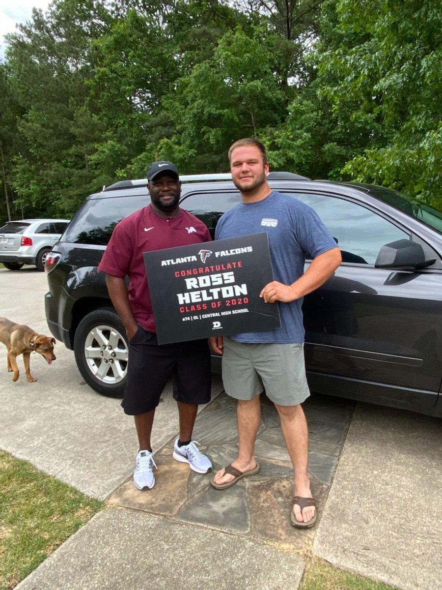 LIONSTRONGFB's tweet photo. A huge shout out and thank you to @FalconsCR and @AtlantaFalcons for providing our class of 2020 with yard signs. First class organization for going above &amp; beyond to honor student-athletes in the state of Georgia. #RiseUp #LionStrong @JGriff97 @GradickSports @scottkcowart44 https://t.co/YpL24CA2d5