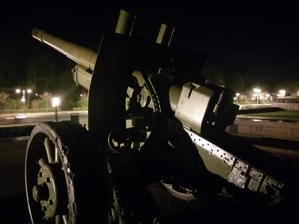 Soviet war memorial, Straße des 17 Juni, Berlin. A 152mm howitzer. It is a huge bastard.