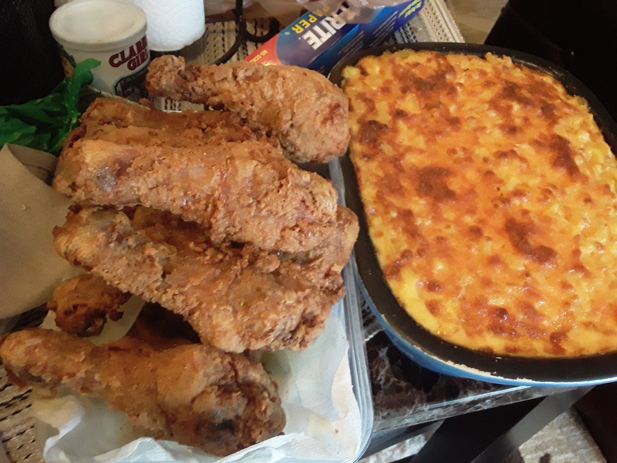 sexygrandma's tweet photo. A little bored.
#FriedChicken
#macaroniandcheese
#SweetPeas
#koolaid
#iceColdtea
#SouthernGirl
@coreysampson04, dinner is ready. https://t.co/tjjZQ6y7ev
