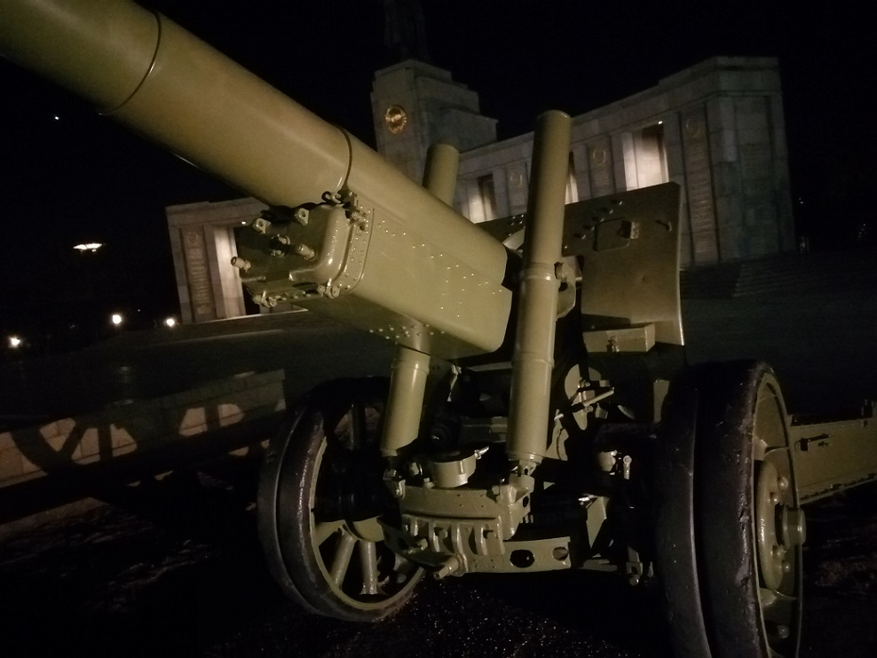The 152mm Soviet howitzer in Berlin (war memorial) Straße des 17 Juni