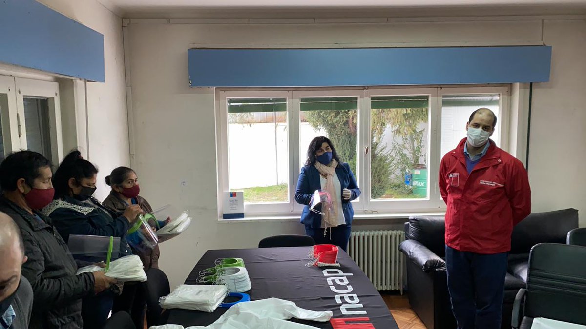 Fabtec_Chile's tweet photo. 📣🔴 Las y los recicladores de Temuco recibieron 40 Pantallas de protección facial mediante la @seremiambiente9 , las que fueron fabricadas por @inacaptemuco área informática y telecomunicaciones. Conoce a nuestros colabores en https://t.co/QHEtpy5QKl https://t.co/00XCZefQ4J
