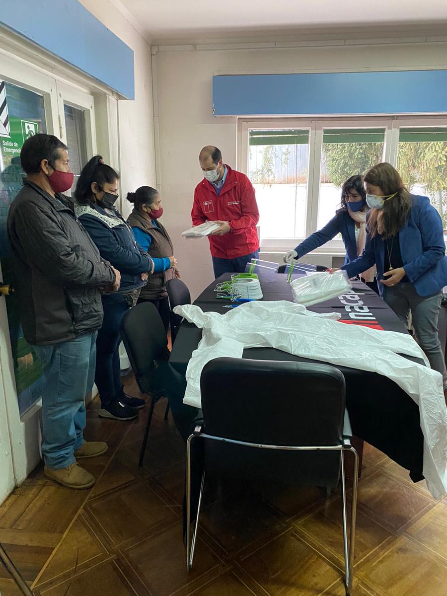 Fabtec_Chile's tweet photo. 📣🔴 Las y los recicladores de Temuco recibieron 40 Pantallas de protección facial mediante la @seremiambiente9 , las que fueron fabricadas por @inacaptemuco área informática y telecomunicaciones. Conoce a nuestros colabores en https://t.co/QHEtpy5QKl https://t.co/00XCZefQ4J