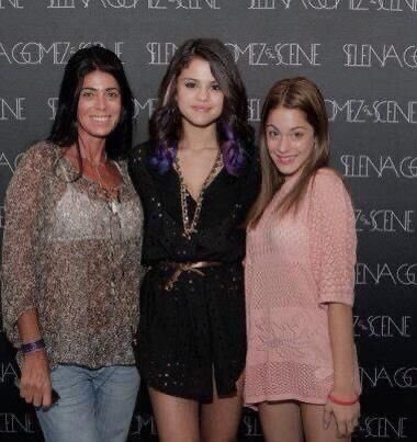 20. Tini Stoessel con su mamá en el meet and greet de selena gomez en su concierto