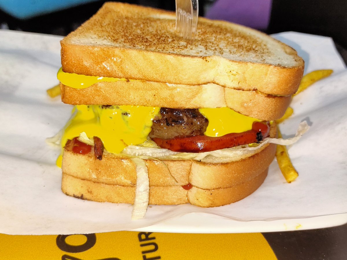 HooligansClub1's tweet photo. Hooligans New Item 😍 Toasted Burger 😍

ملوك البرجر راجعين من تانى بشكل جديد 💪💪

لو نفسك تاكل قطعة برجر زى الكتاب ما بيقول 😉
لو بتحب التوست 😍
لو كنت من عشاق صوص الشيدر يبقي لازم تجرب الميكس الفظيع ده 😋😋😋

زميلي الحشو في ال Toasted Burger باظظ باظظ 
باظظ خاليص 👏💃🕺 https://t.co/do6O6LLlSx