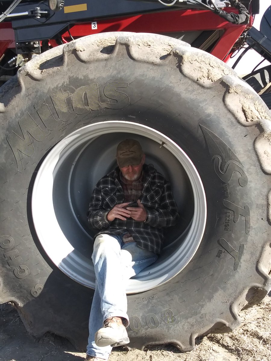 Kids these days.... Always on their phones... He's 73. I'll allow it. 
#Springswork2020
#SundayFunday 
<a href="/ozzy_0273/">Kevin Asmundson</a>