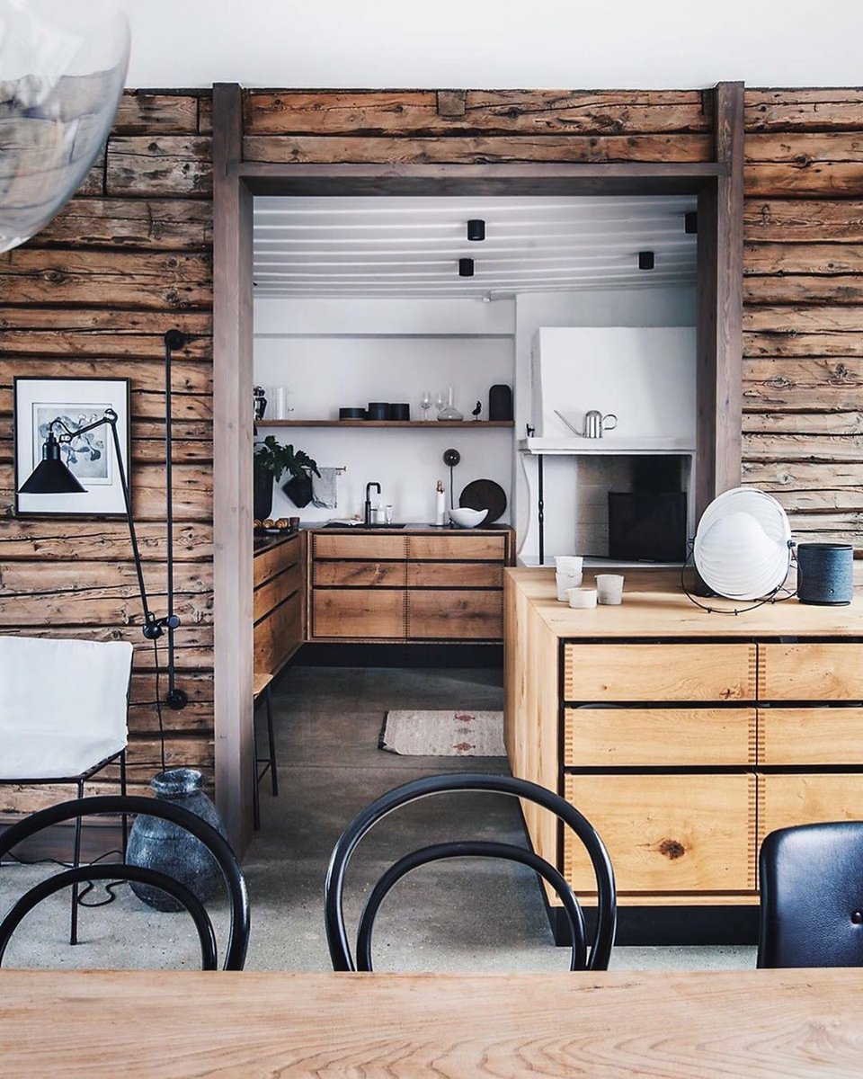 السقف الأبيض يدل علة النقاء واللون الأسود الداكن يدل على الرقي والحبكة الخشبية تدل على الطبيعة وبساطة التصميم المتعمدة جعلت لتفسح المجال للنقاء والرقي والطبيعة لتمتزج وتكون هذا الديكور .

#فنون_ديكوريه