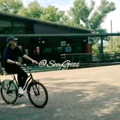 22. Paul McCartney andando en bicicleta por la reserva natural
