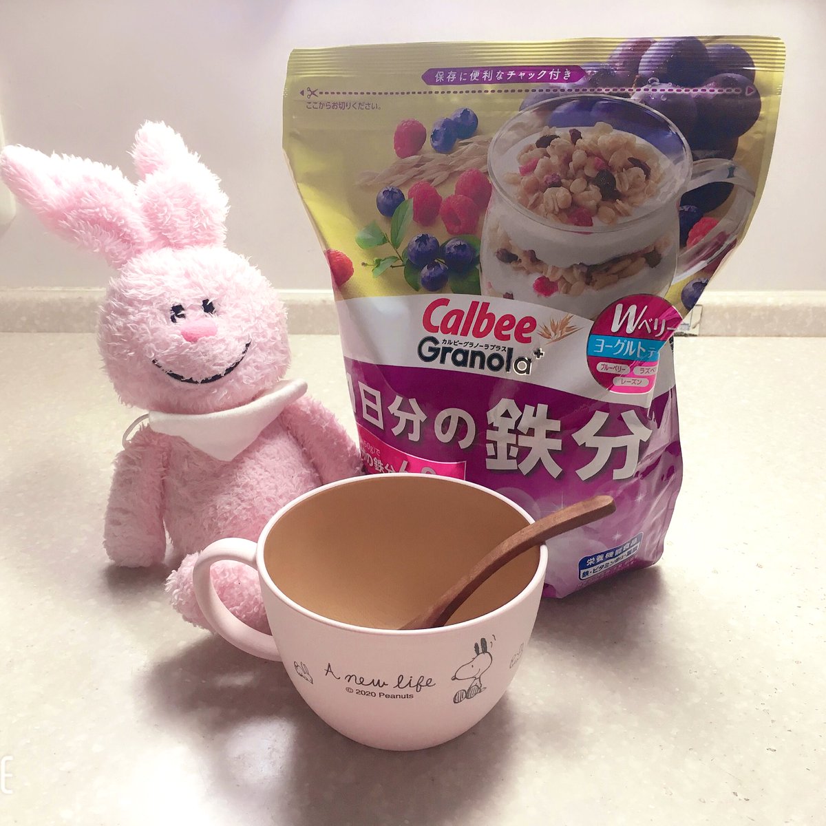 まりちゅ うさぎのスープカップを家族が通販で買ってくれました フルグラとかオールブラン食べる用に 4枚目のウッドストックはヤキモチ妬いてる表情なんかなぁ かわいい Stayhome フルグラ スヌーピー ぬい撮り スヌーピーうさぎ T
